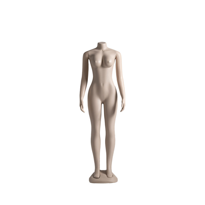 Hoofdloze vrouwelijke mannequin met een natuurlijke kromming